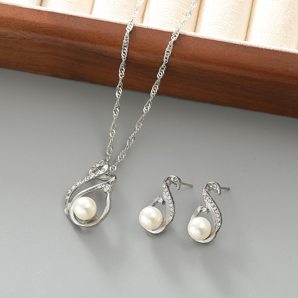 Collar de personalidad de temperamento de moda europea y americana transfronteriza Pendientes Conjunto de anillo Accesorios de cena de cercanías Conjunto de joyería de alta calidad