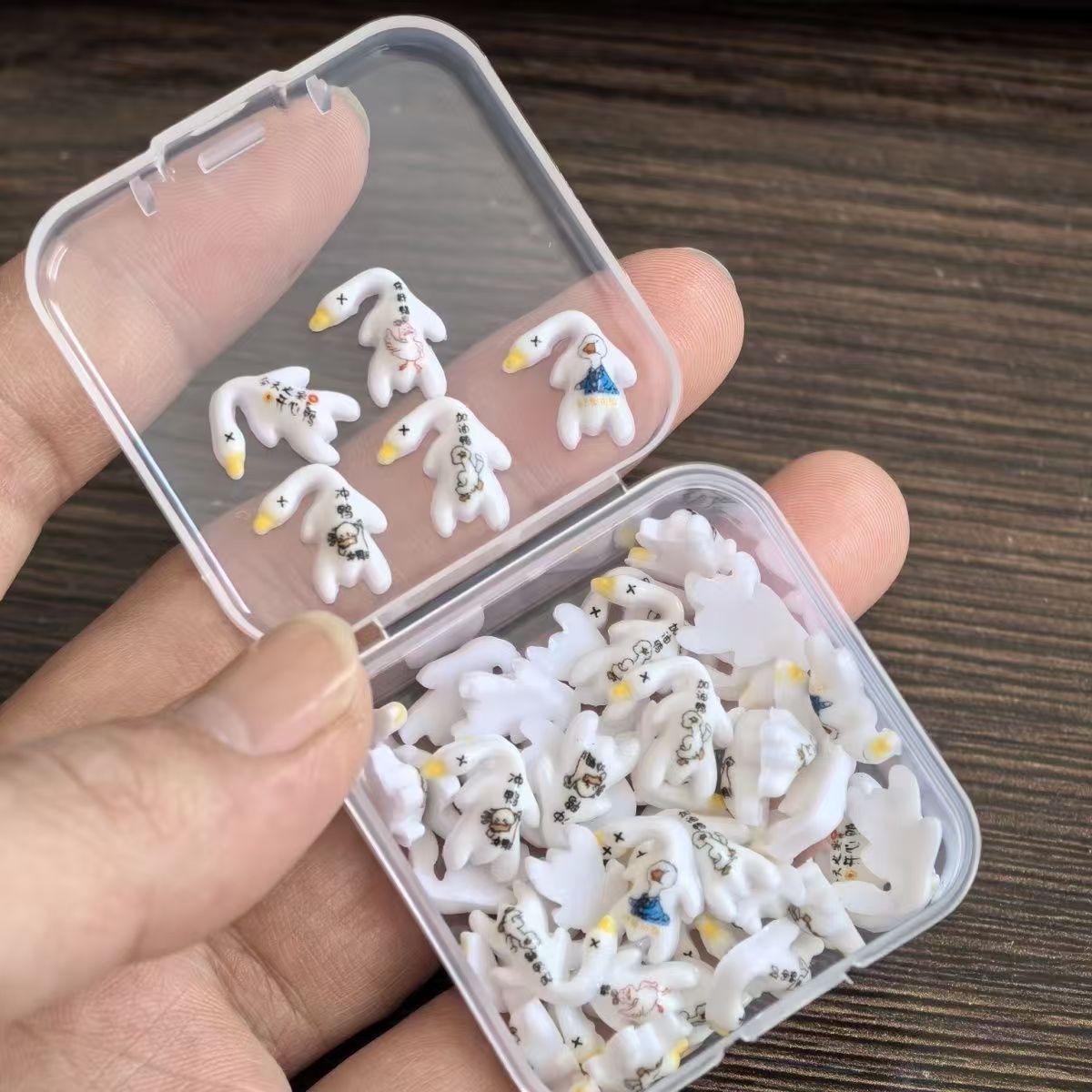 新款迷你变色烤鸭你好鸭紫外线感温光变趣味烤鸭创意diy饰品配件