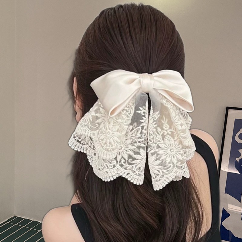 Beige crab pin with bow