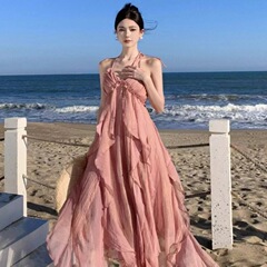 海辺の写真スカートのハスの葉の縁に首を掛けてワンピースのピンクのアンドロメダのスカートを掛けます。