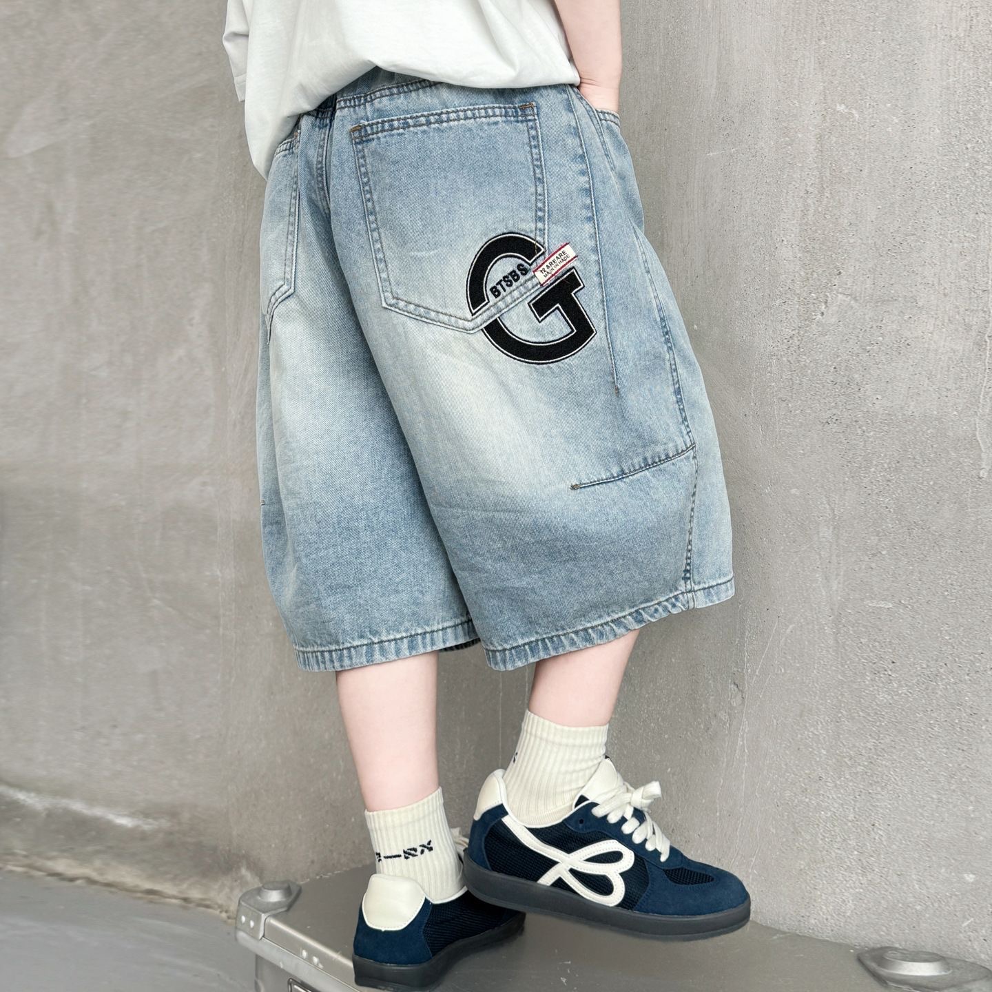 Boys' denim shorts, summer thin style, 2026 new style, loose and casual five-point pants for medium and large children, stylish and fashionable shorts