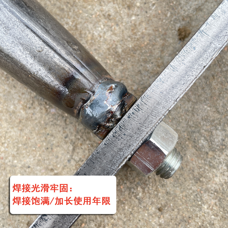 The adjustable triangular hoe can be used for digging, loosening soil, furrowing, fertilizing and cultivating land. 