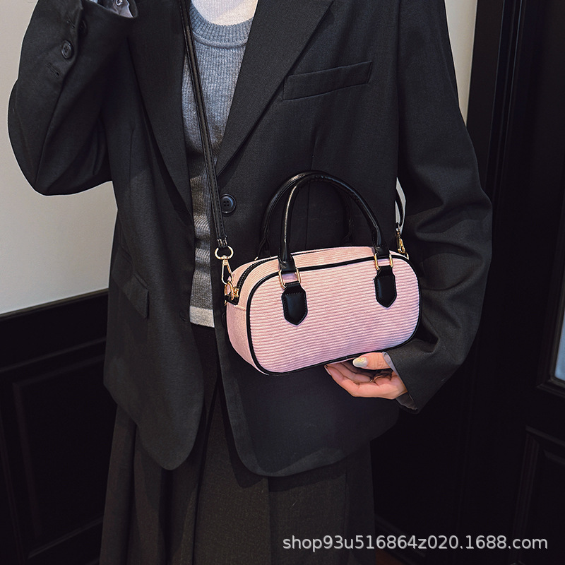Girls' pink bowling bag, a stylish and sophisticated crossbody bag for autumn and winter, a new and unique design with a minimalist and retro aesthetic, perfect for everyday use