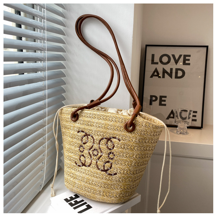 2022 New Style Geometric Pattern Shoulder Underarm Straw Woven Bucket Bag display picture 3