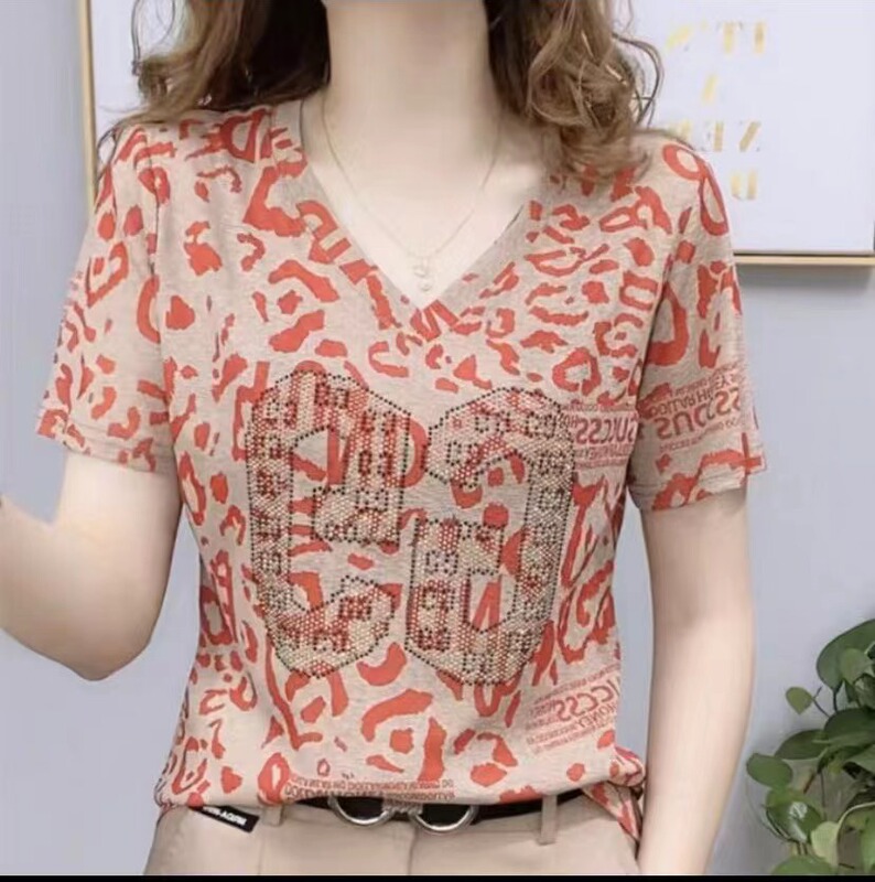 2023 New Summer Short-Sleeved T-Shirts for Middle-Aged and Elderly Women, Large Size, Stylish V-Neck Tops, Age-Reducing Belly-Covering Shirts