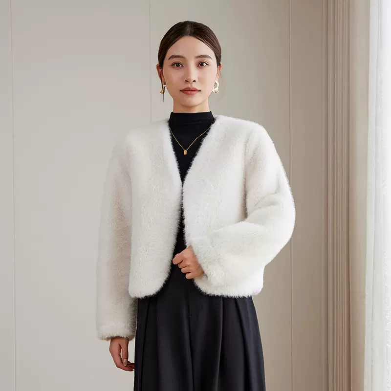 2025年秋冬新款高级环保皮草冬季V领保暖款式短款女士环保皮草女