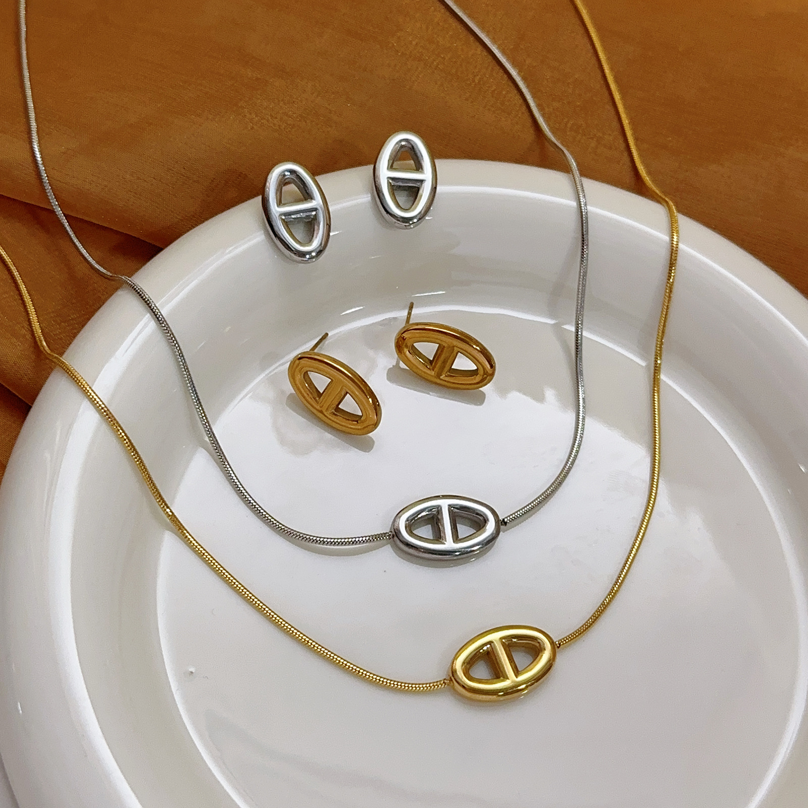 Luz de lujo nuevo estilo de moda europea y americana personalidad cerdo nariz pernos de orejas de nicho femenino diseño de alta calidad joyas de orejas de acero de titanio universal