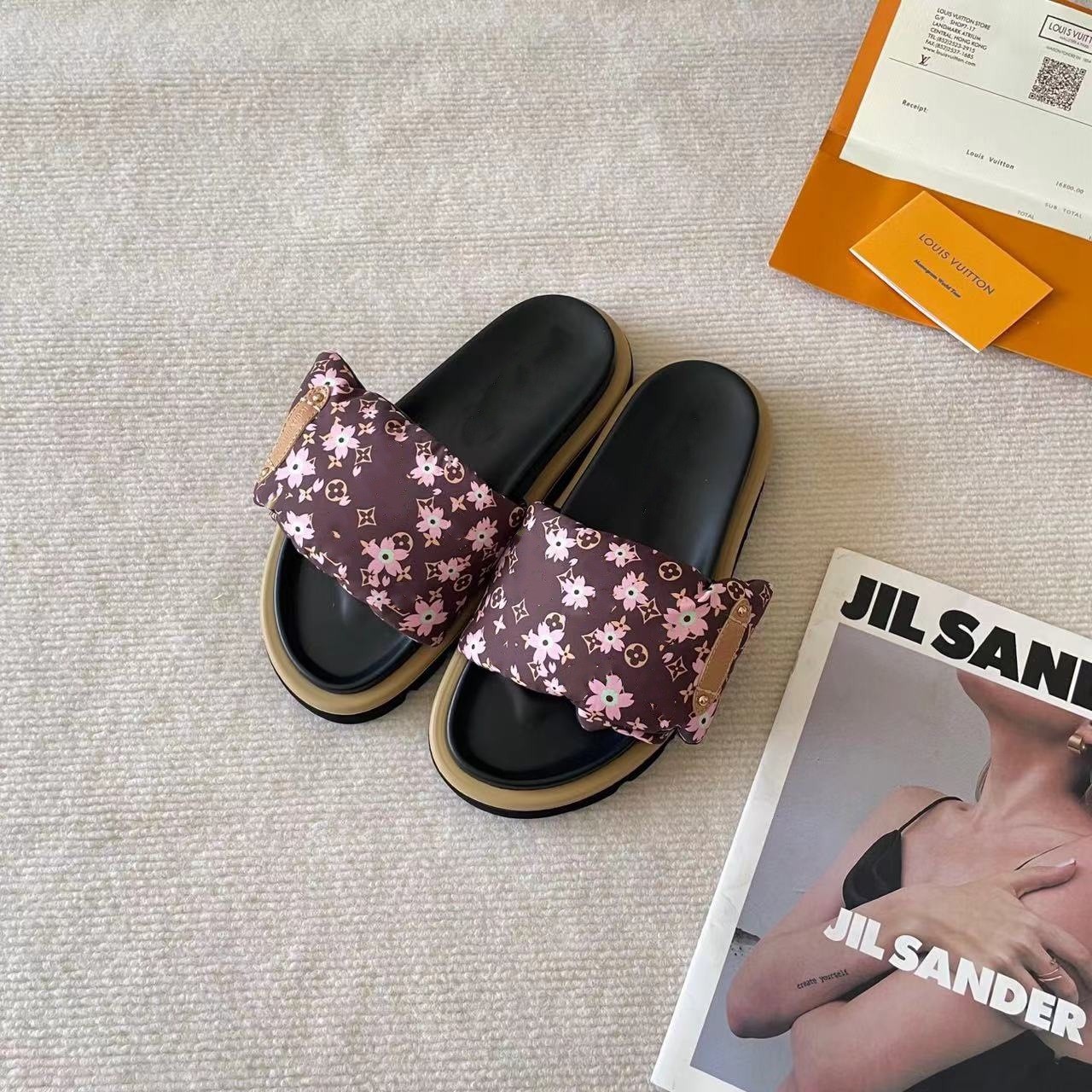 Zapatillas de velcro de suela gruesa para mujer 2024 verano nuevo estilo exterior moda antideslizante letras de mezclilla pareja chanclas