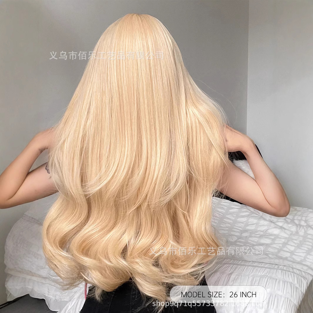 Popular peluca dorada Mediados de longitud flequillo natural largo pelo rizado moda femenina moda fabricante blanco en stock pelucas