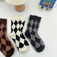 Trendy diamond-patterned mid-calf socks for women, wholesale winter collection style JK socks in white—long, black-and-white diamond-shaped, with a retro plaid design.