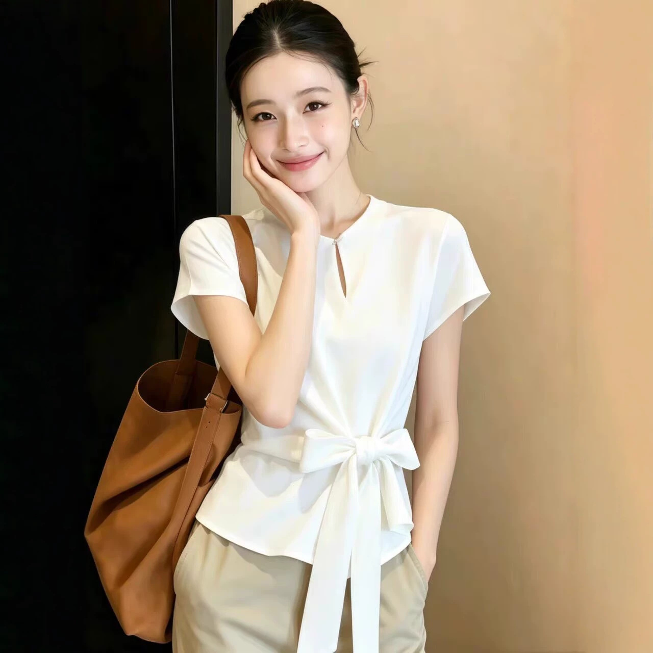 Áo sơ mi nữ trắng dây buộc nơ bướm eo, tay ngắn, phong cách trẻ trung — màu trắng chi tiết 1