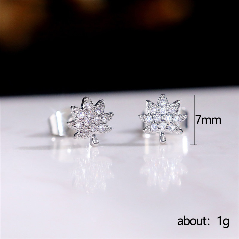 1 Pair Simple Style Shiny Maple Leaf Inlay Copper Zircon Ear Studs display picture 1
