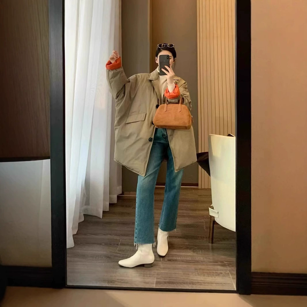 2025 новый зимний пуховик для женщин, средней длины, 90 белый утиный пух, свободный и стильный, контрастная цветовая вставка, элитный и элитный.