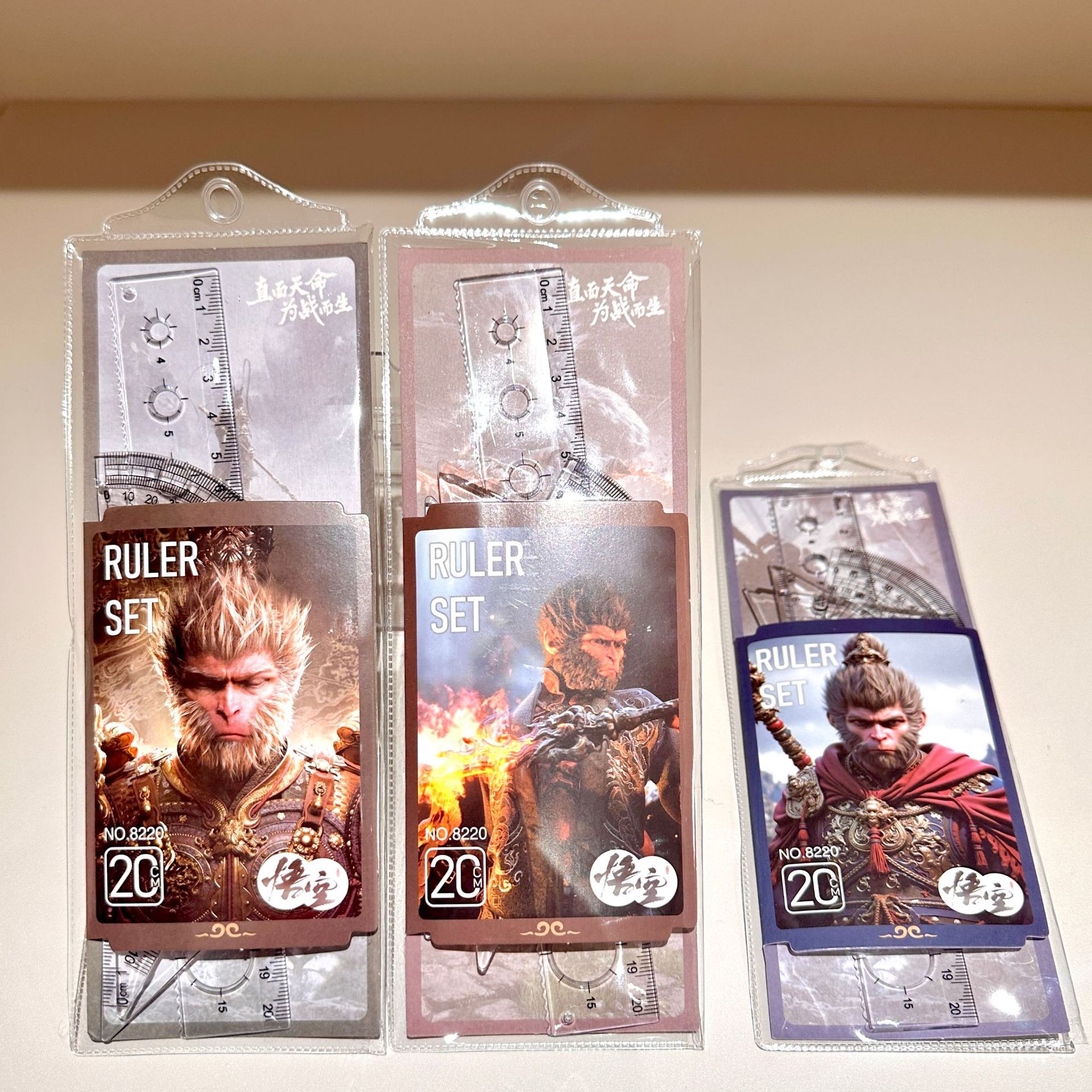 8220 mitos negros Goku regla de cuatro piezas juegos de dibujos animados alrededor de los estudiantes dibujar regla de regla de triángulo