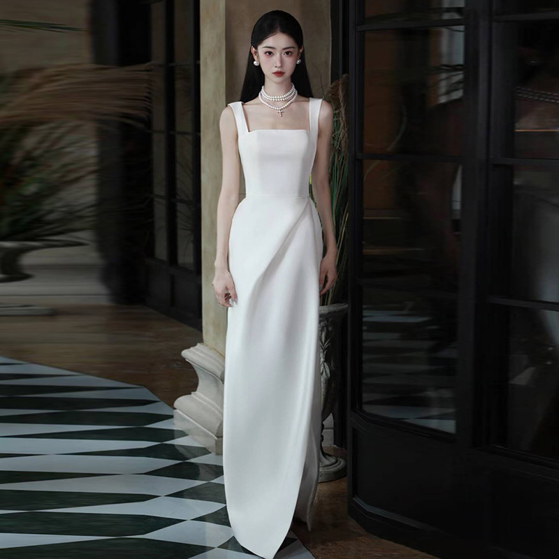 Vestido de noiva leve com acabamento em cetim, toque sofisticado, sem alças, luxo discreto, simples e elegante, ideal para..._voghion.com