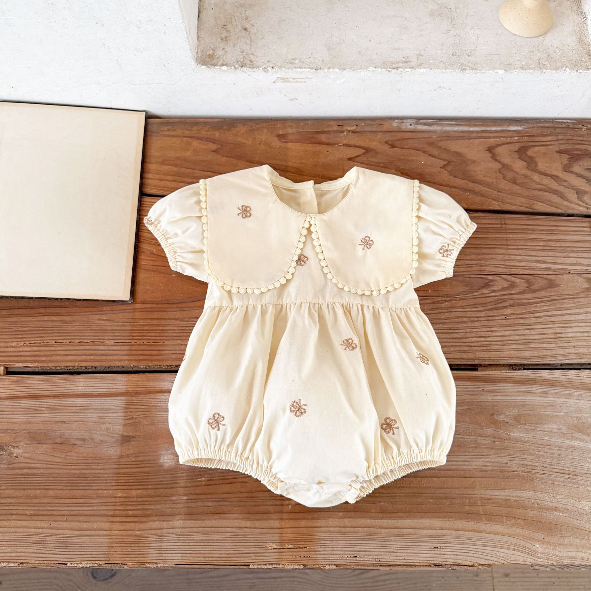 Ins versión coreana de la niña bebé de algodón bordado de dibujos animados solapa de manga corta mamelero de una pieza de moda de verano para bebés y niños pequeños