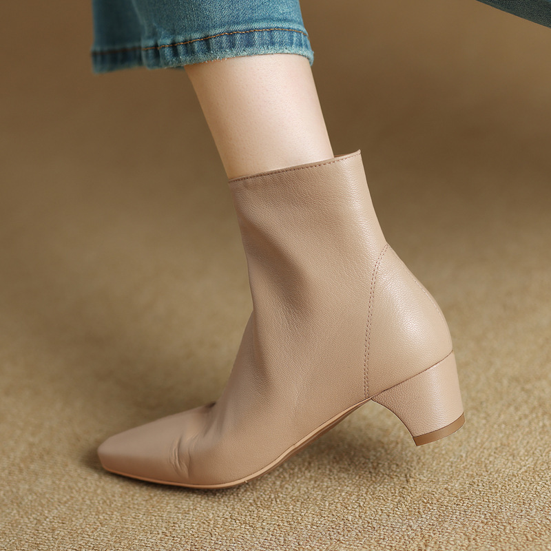 Very elegant Xiao Mao heel texture full of sheepskin gentle apricot 2024 winter thick heel square head leather boots women