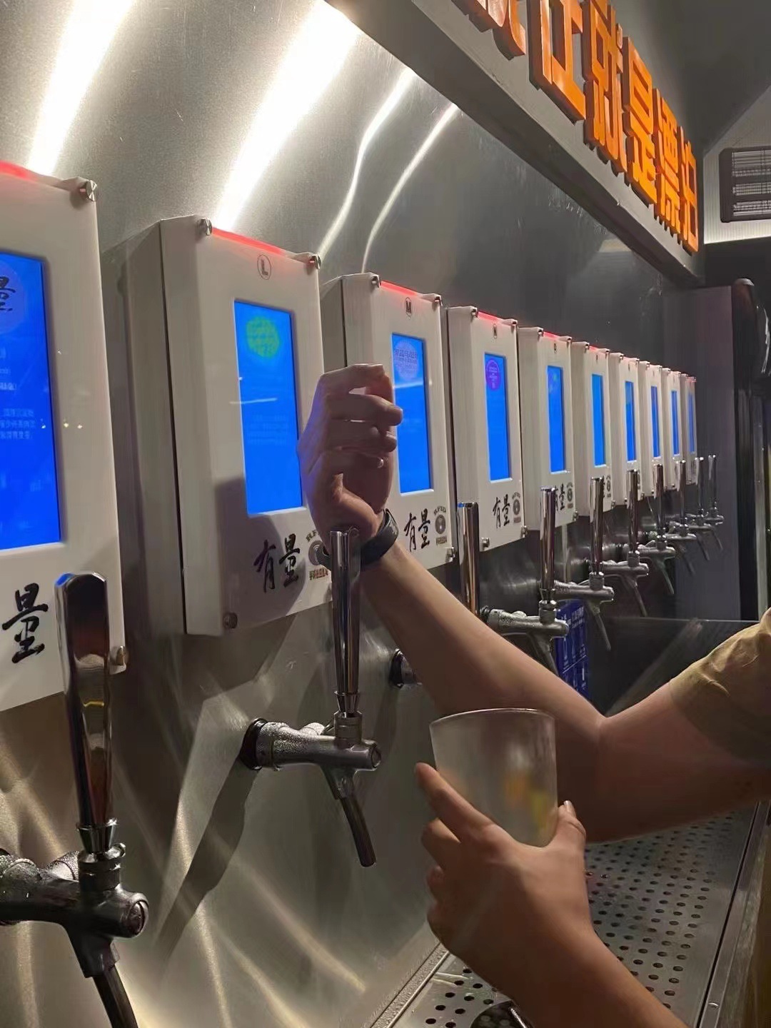 手环感应智能自助打酒设备啤酒墙