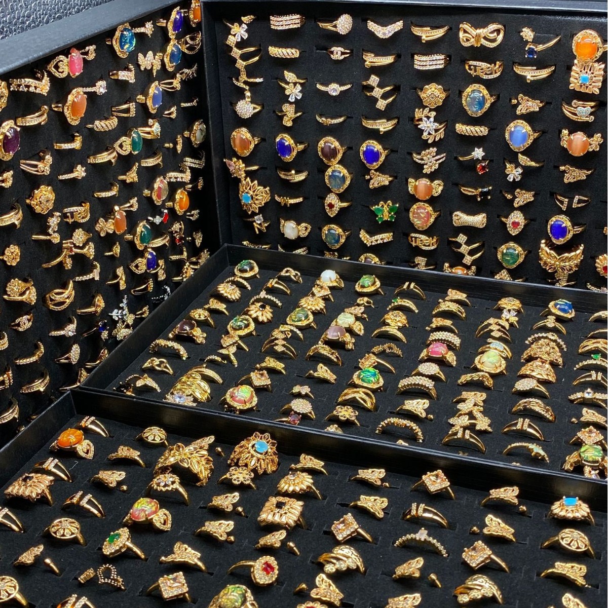 Una caja de 100 estilos aleatorios con anillos de nicho transfronterizo diseño de moda anillo de zircón chapado en oro al por mayor