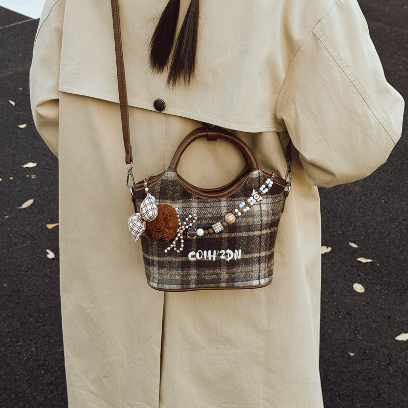 Otoño 2025 nuevo perro cuentas bolso de cubo bolso de viaje femenino estilo coreano retro mochila de hombro esmerilado