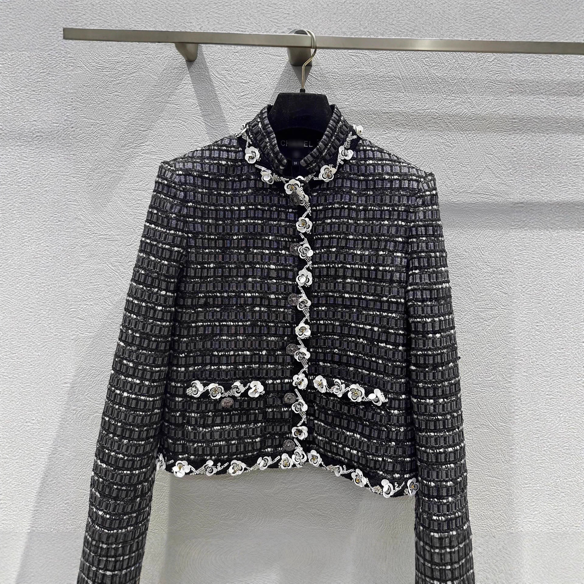 南油女装2025秋冬Cha新品真丝里布黑白亮片花瓣软花呢钉珠外套女