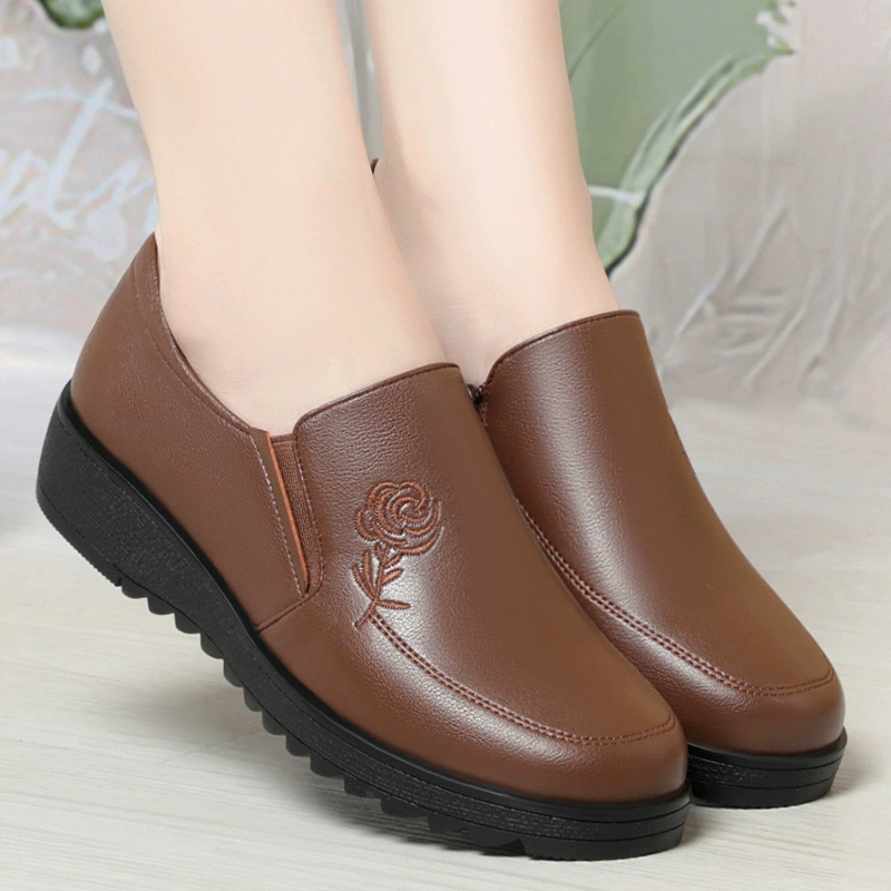 Мягкие кожаные туфли на мягкой подошве для мам, весна-осень 2025, новые слипоны для женщин среднего и старшего возраста, удобные кожаные туфли без каблука.