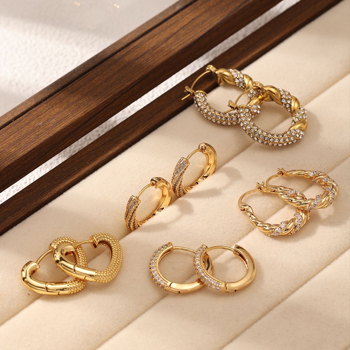 Moda europea y americana de alta calidad de textura de torsión pernos de orejas incrustados con zircon amor simple y versátil otoño e invierno temperamento pendientes