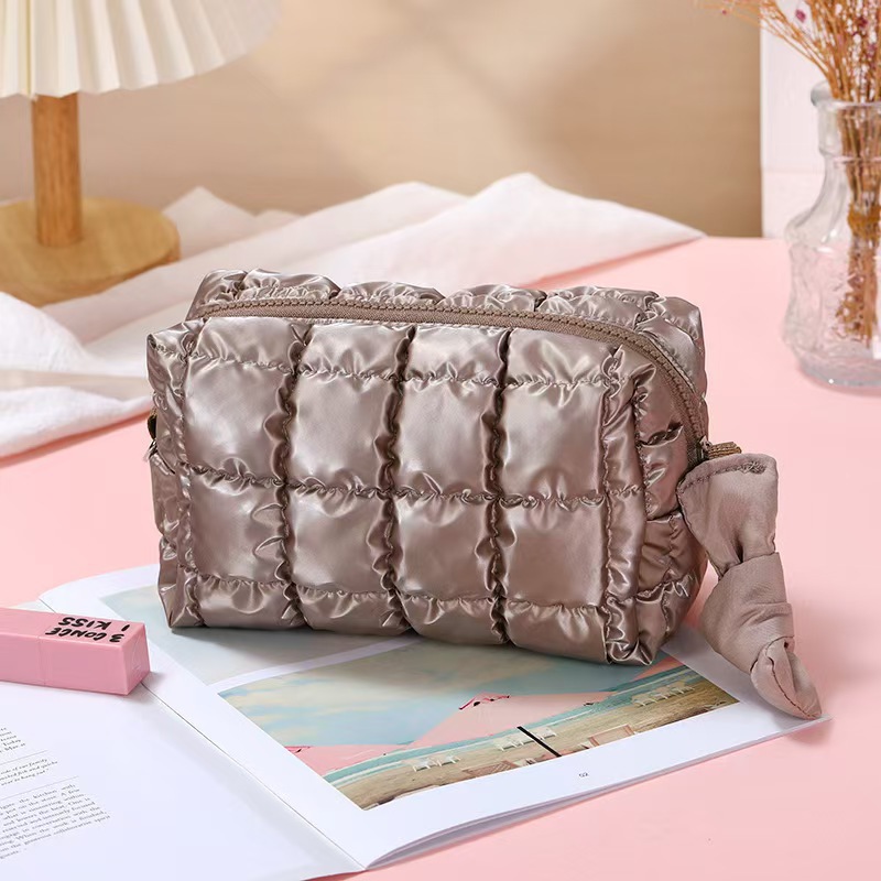 Bolso cosmético de plumón estilo ins simple Bolso de almacenamiento de lavado portátil portátil de gran capacidad para mujer pequeña