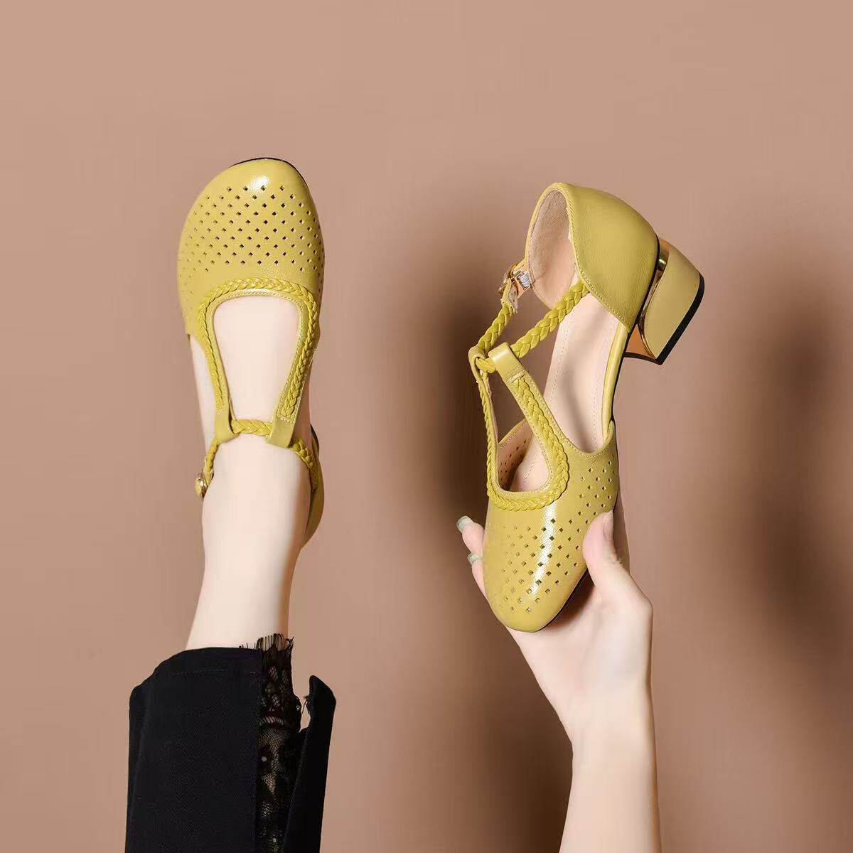 Sandal cao gót nữ quai ngang da thật mũi tròn gót thấp phong cách La Mã — màu đen