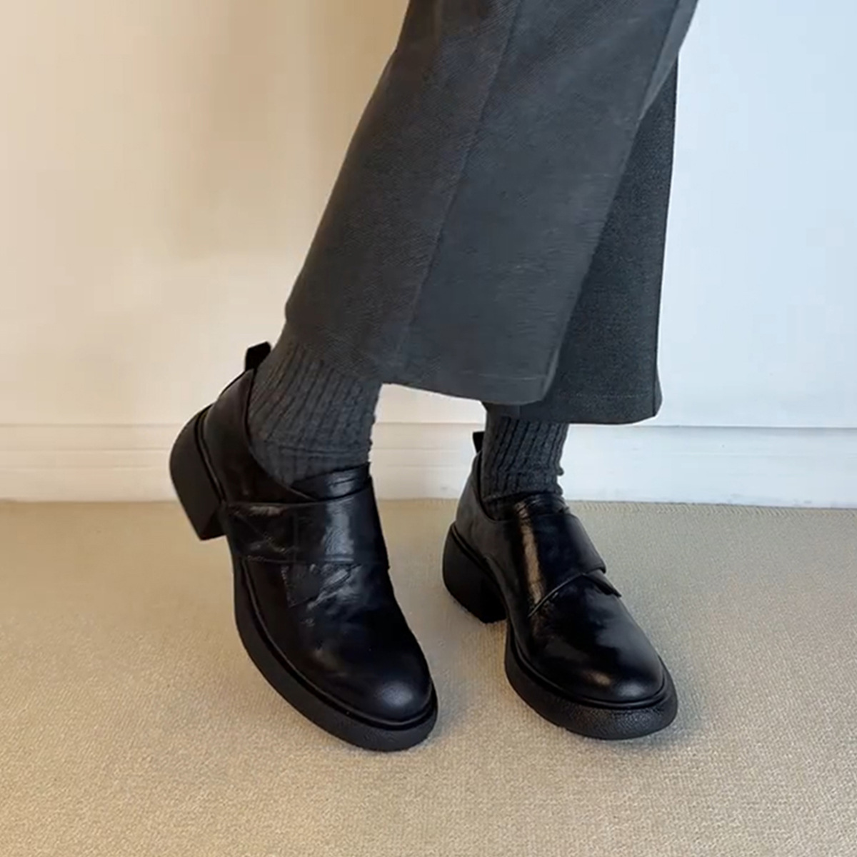 Versión de piel de oveja ~ zapatos de Lefour con suela gruesa Velcro un pedazo de cuero pequeño zapatos de cuero para viajar zapatos de cuero grueso de tacón único para niños