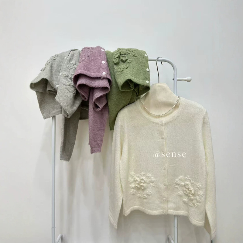 New autumn and winter wool women's round-neck heavy-knit cardigan with handmade crochet embroidery, sweet sweater New autumn and winter wool women's round-neck heavy-knit cardigan with handmade crochet embroidery, sweet sweater