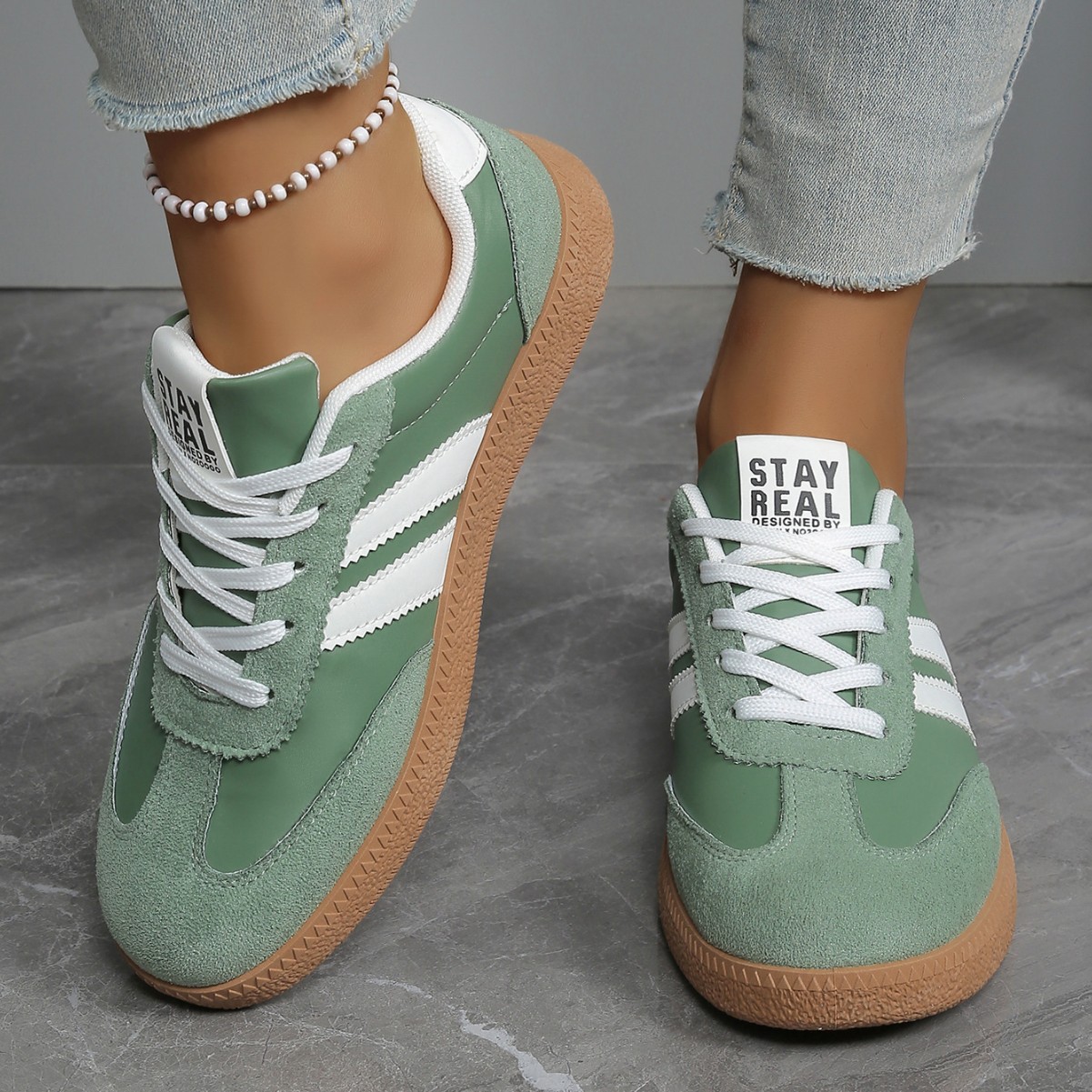 Zapatos de entrenamiento de base plana para mujeres 2025, primavera y otoño, zapatos de skate de comercio exterior de tamaño grande, zapatos casuales de moda, zapatos blancos para mujeres