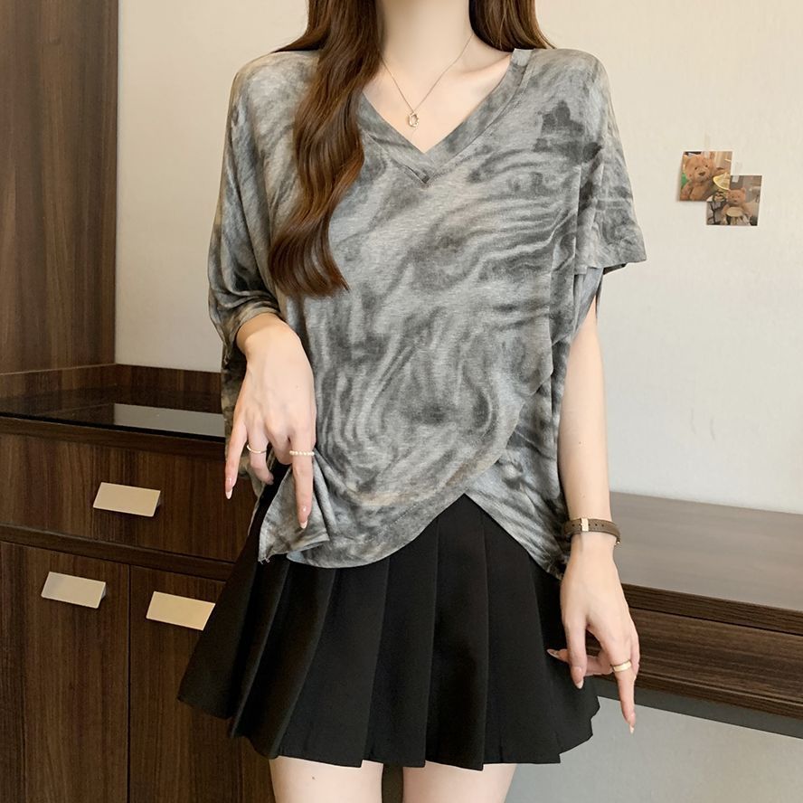 Tops con cuello en V con manga de murciélago teñido anudado irregular de gran tamaño para mujer, nuevo estilo de verano suelto y delgado mm camiseta de manga corta para mujer image 9