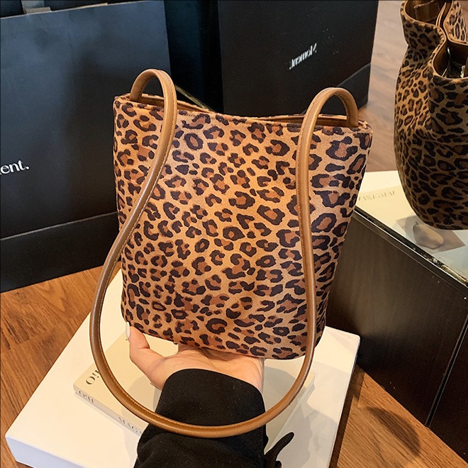 Transfronterizo leopardo bolso 2025, otoño y invierno nuevo bolso de cubo de gran capacidad, bolso de hombro retro de mujer, bolso de transporte