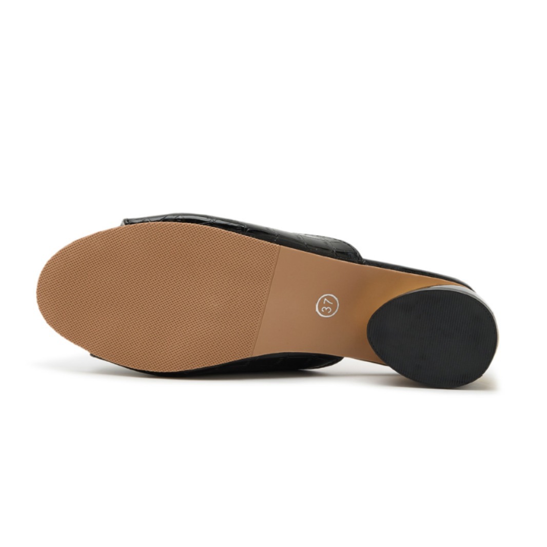 Zapatillas de zapatillas de tacones de verano nuevos zapatos de mujer sandalias de cuero suave para usar fuera de la moda pez boca zapatos de mujer de tamaño grande stock