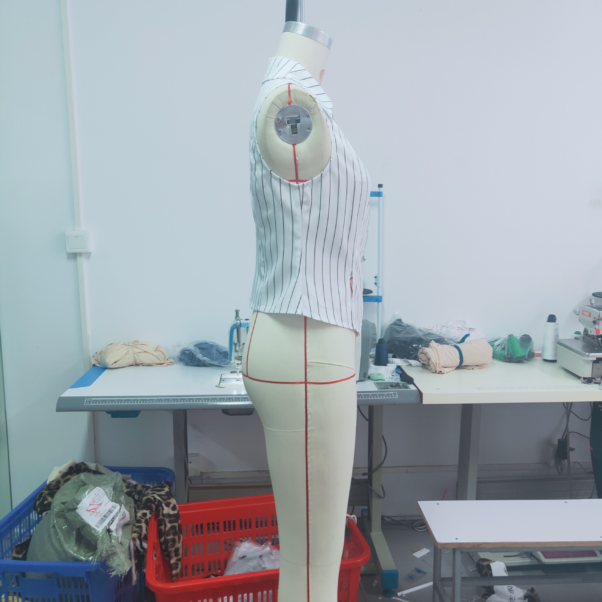 2025 European And American Elegant Fashion Slim Fit Striped Sleeveless Top Shirt_ecoleips.com