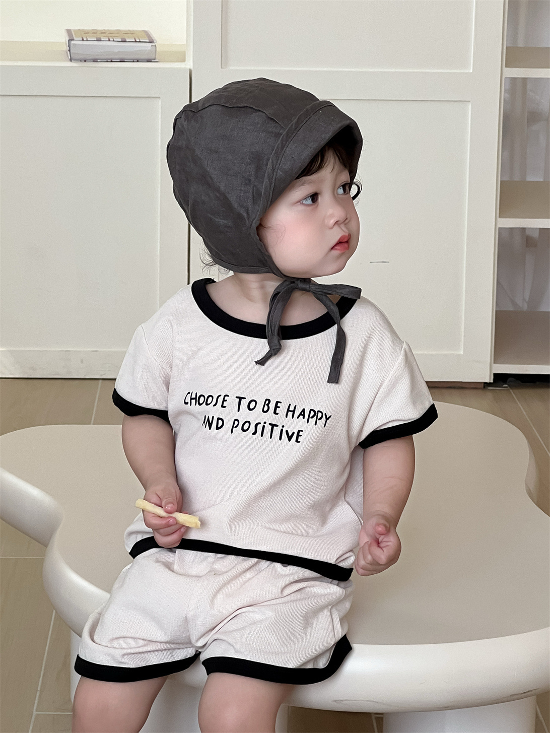 Traje de pantalones cortos de manga corta con letras para niños ropa fina de verano ropa para niños coreanos 2025 verano nueva ropa para bebés estilo de verano