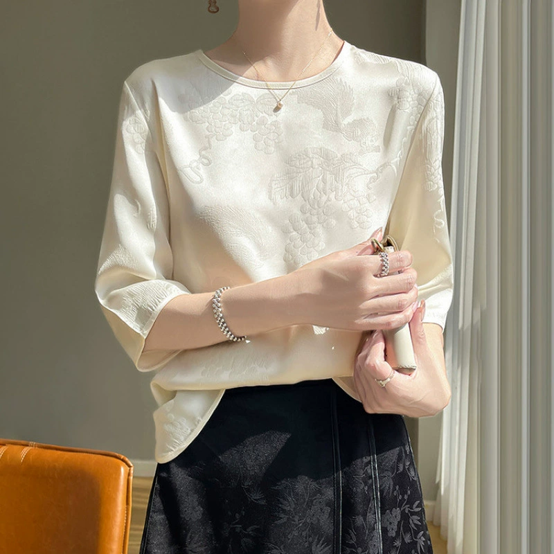 Шелковая атласная женская новая летняя рубашка 2025 года с круглым вырезом, короткими рукавами, темным цветочным принтом, пуговицами в виде дисков и универсальным кроем.