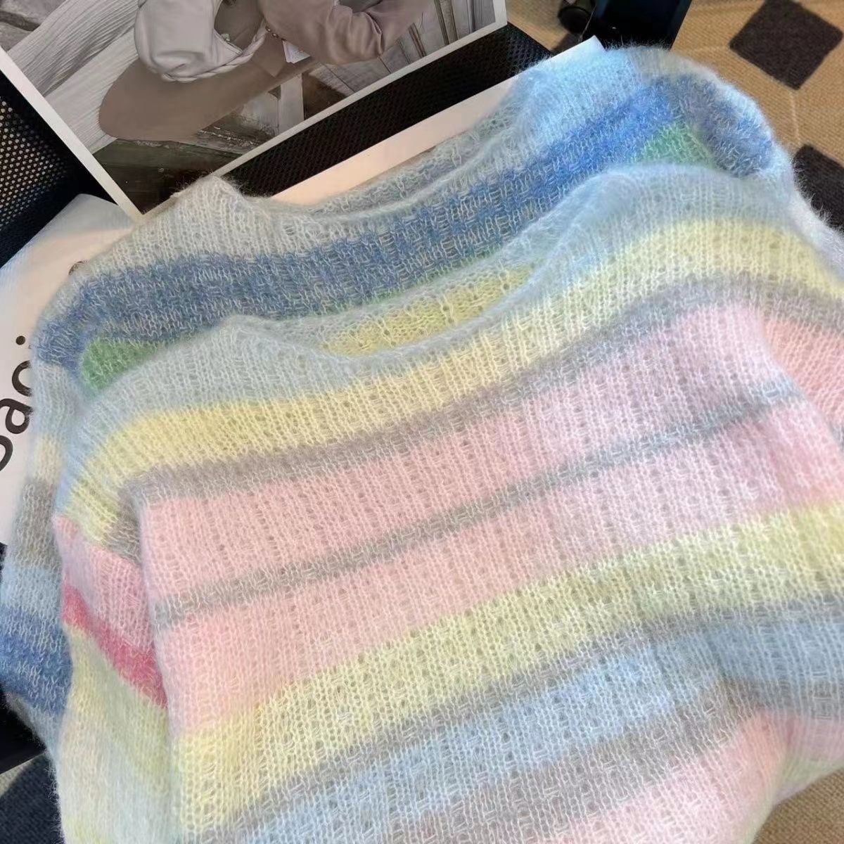 【 Cashmere Family】 Maglione da donna in maglia morbida e appiccicosa a righe arcobaleno, girocollo corto in lana, strato interno_voghion.com