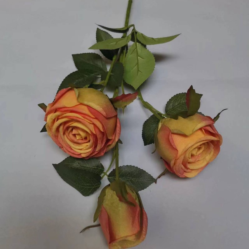 3頭の丸いバラのシミュレーションの花のメーカーの小売家庭の結婚祝いの装飾の道具の結婚式は造花の乾いた花を配置します。|undefined