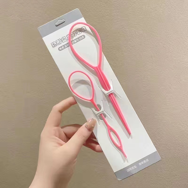 プラスチックのヘアピンを着て髪を伸ばします。女性の髪を刺します。|undefined