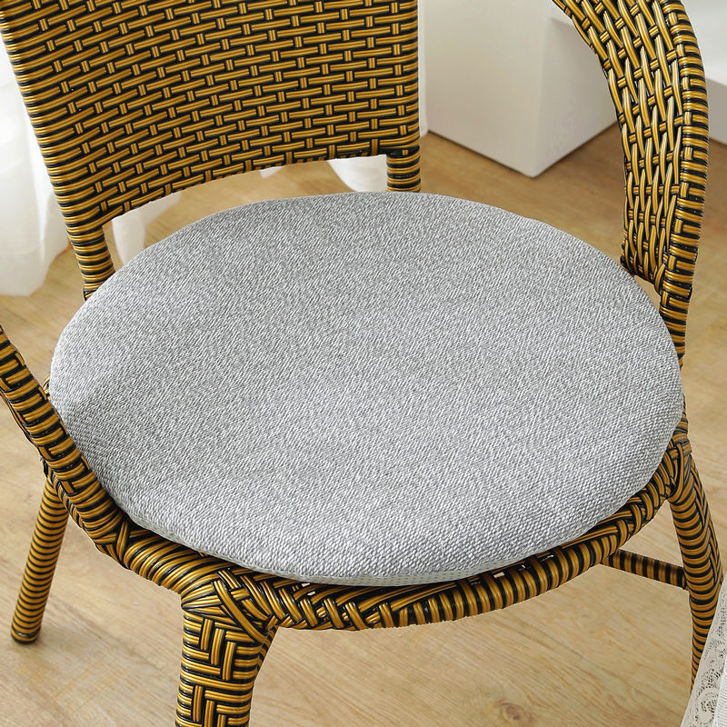 綿麻の円形の座布団を厚くして、藤の椅子の座布団を分解して洗うことができます。