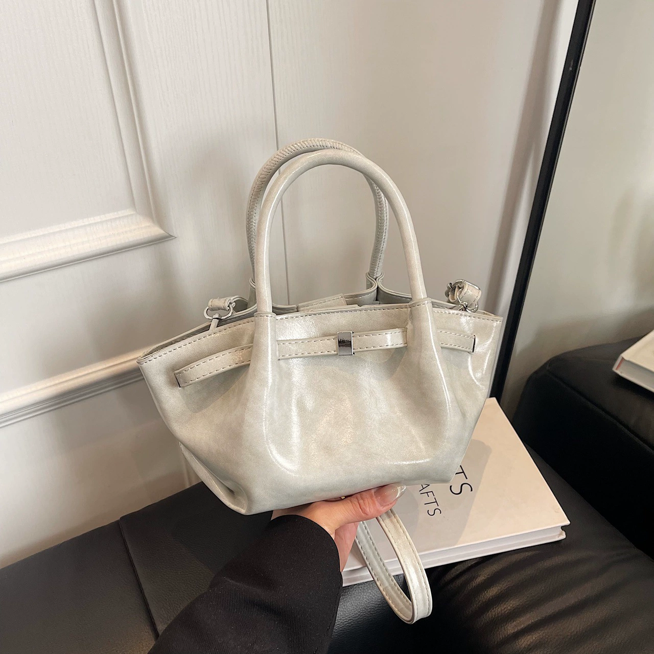 Стильная вместительная классическая дизайнерская сумка через плечо с шнуровкой