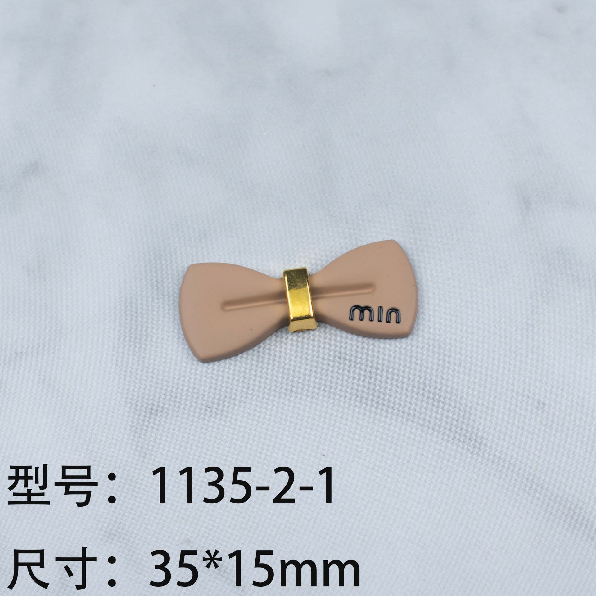 卸売りの軽豪華な貴族の小香風は漆の双cの小さいドリルのcボタンの髪飾りの紐の合金のアクセサリーの部品を焼きます。