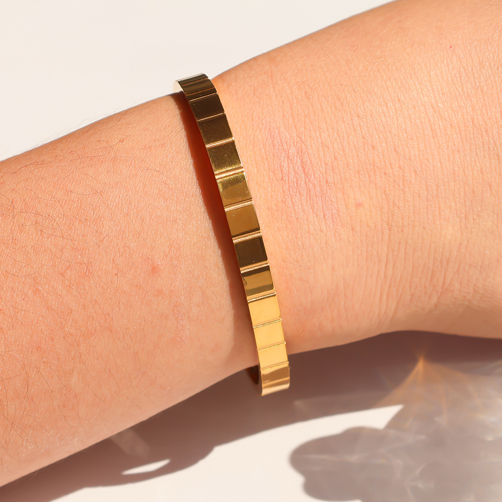 Joyería de venta caliente de comercio exterior simple de borde ancho cuadrado grande estilo ins todo fósforo 18K no se desvanece pulsera de hebilla de mujer