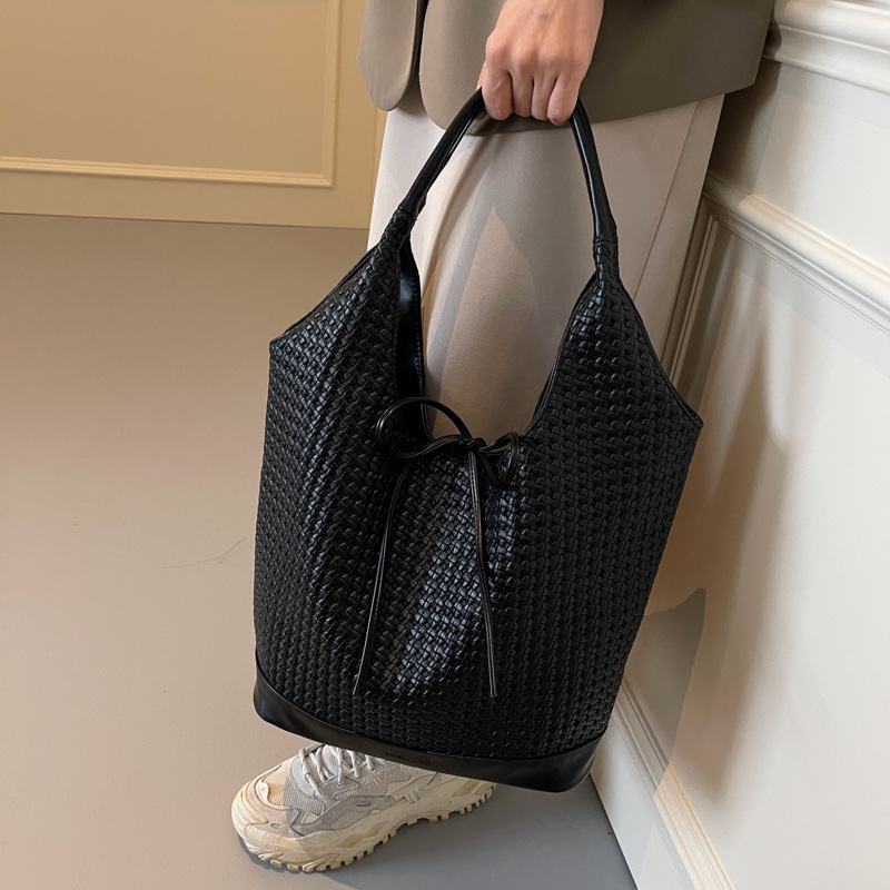 Bolsa de brazo coreana para mujeres 2024 nueva bolsa de hombro de gran capacidad versátil otoño y invierno bolsa de viaje super caliente