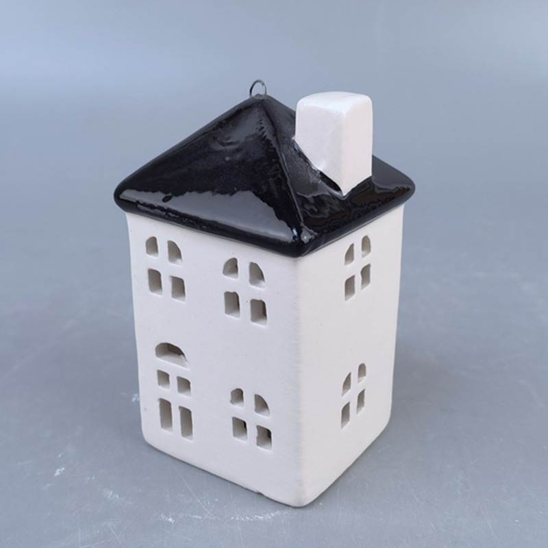 Colgante de casa de cerámica navideña cuidadosamente seleccionado LED luminoso hueco con chimenea decoración de candelabro decoración navideña