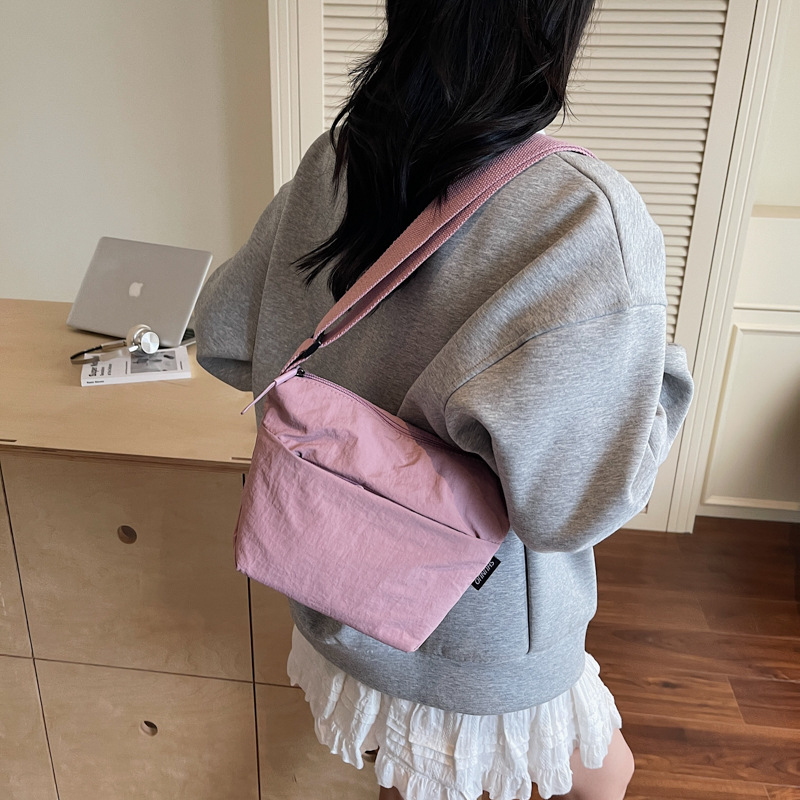 New Lightweight Nylon Casual Simple Commuter Shoulder Crossbody Bag Versatile Mobile Phone Bucket Bag - Thumbnail 2