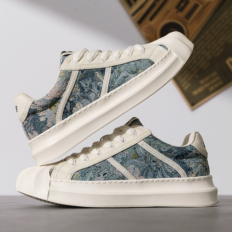 Мужская обувь на новом холсте осенью