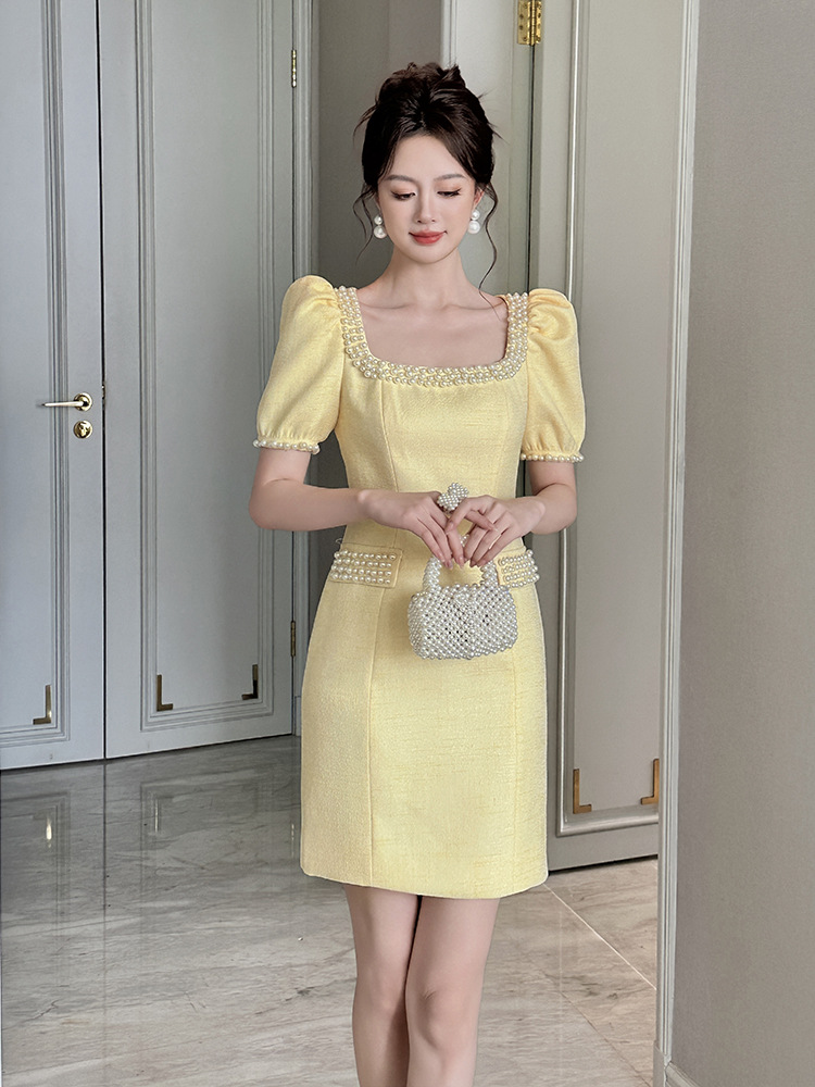 Đầm ôm body nữ cổ vuông đính ngọc trai phong cách Chanel — màu vàng kem